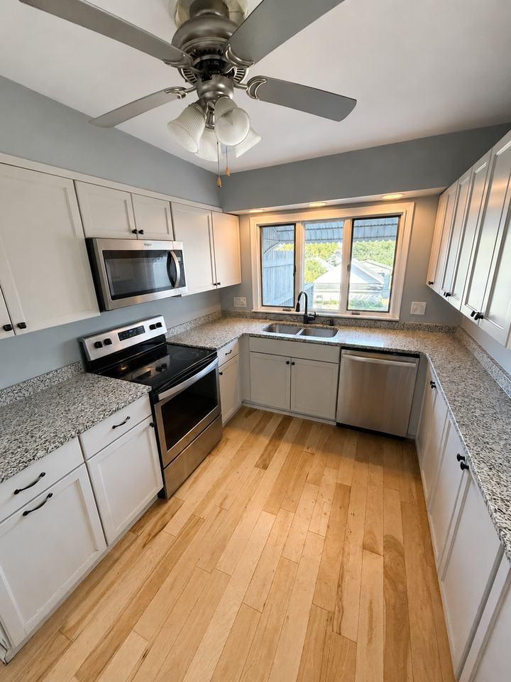 1310 E 10th St - Photo 6 of 22