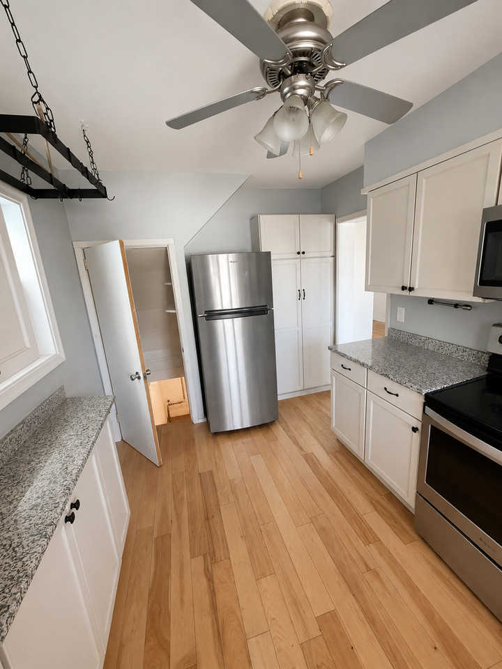 1310 E 10th St - Photo 7 of 22