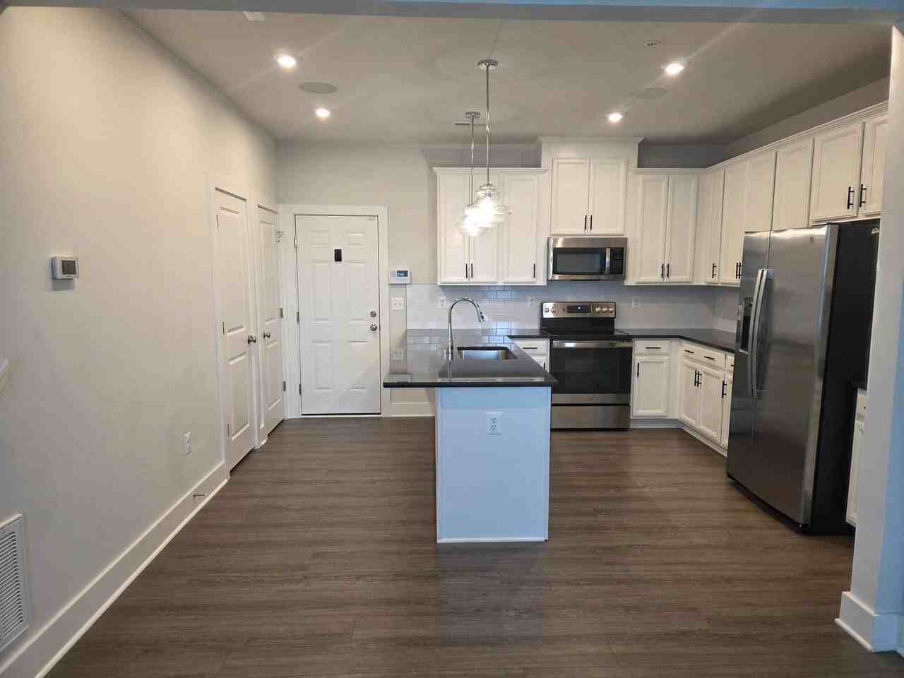 1129 N Lombardy St - Photo 4 of 16