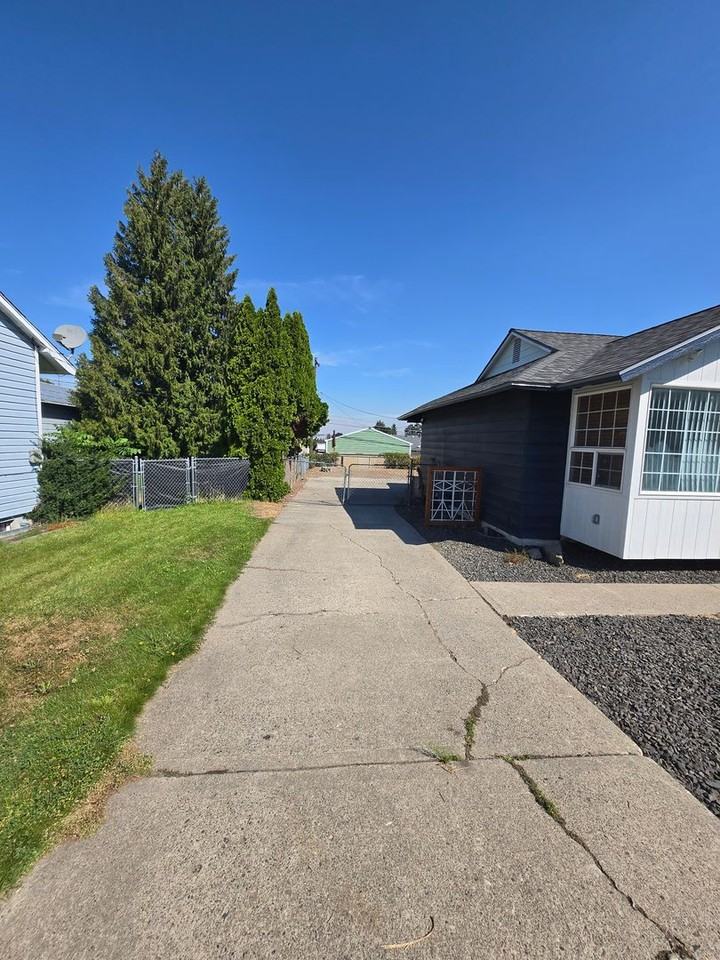 11209 E 11th Ave - Photo 2 of 30