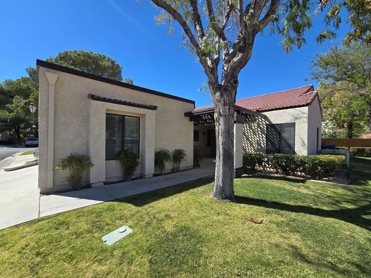 320 Carmel Cir - Photo 3 of 10