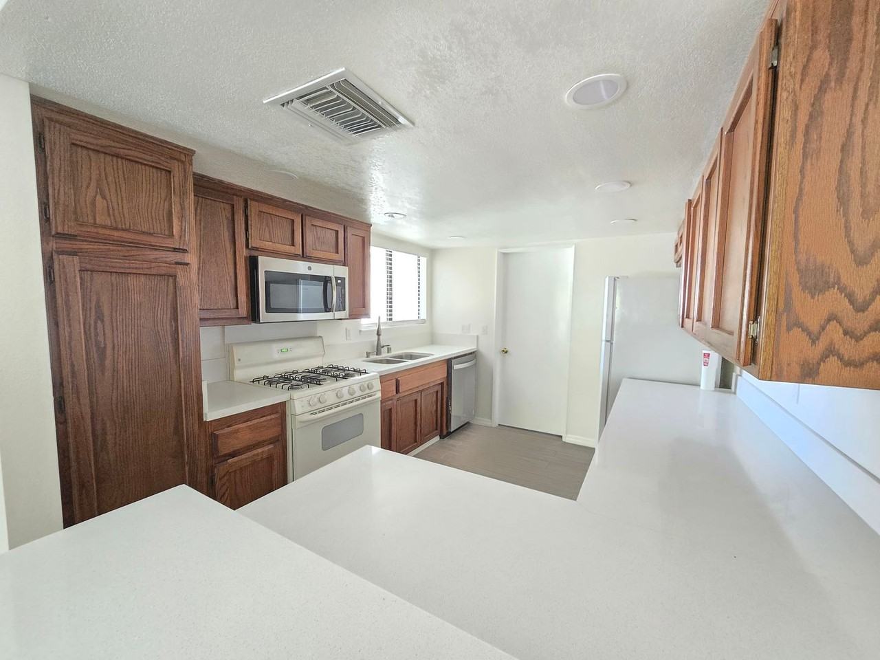 320 Carmel Cir - Photo 5 of 10