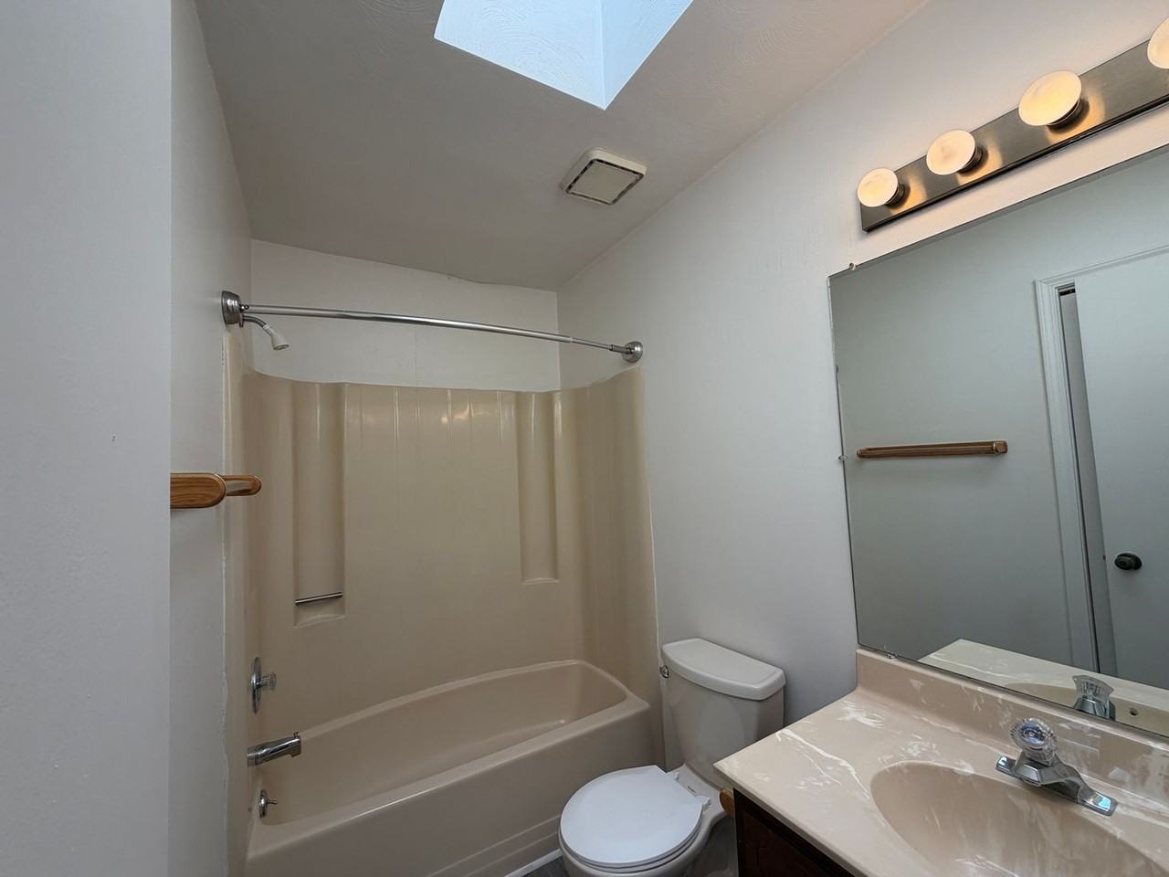 5305 Century Dr - Photo 5 of 15