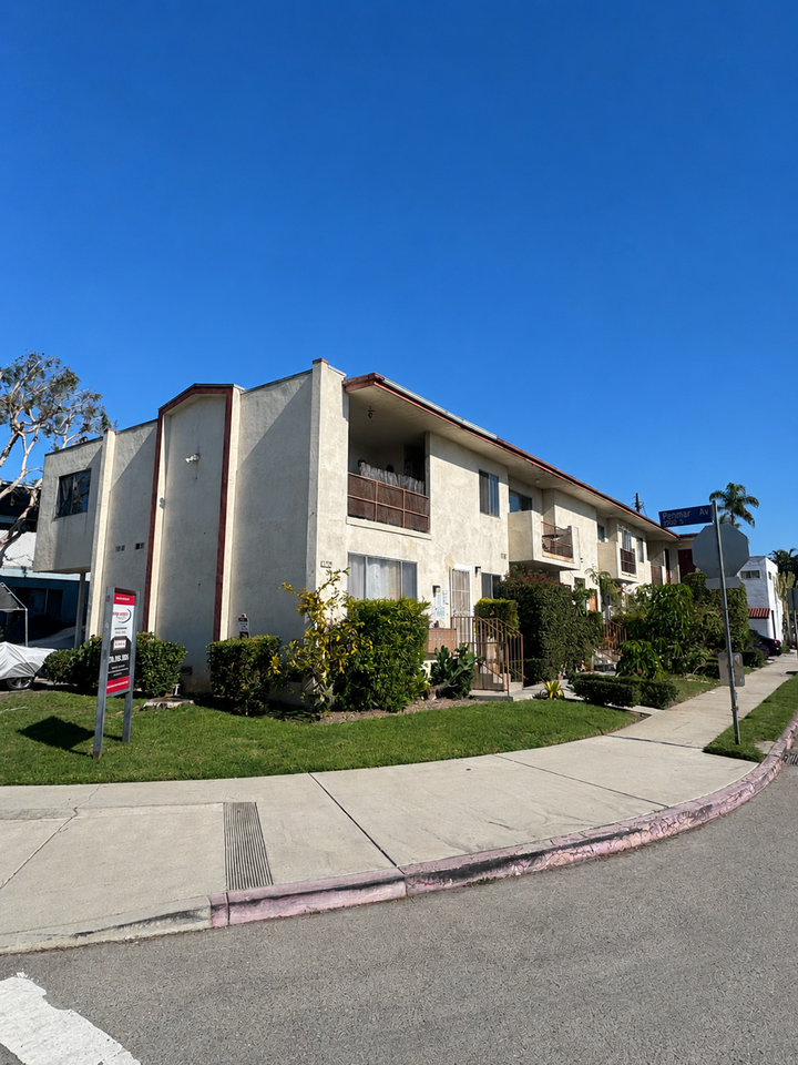 1205 Victoria Ave - Photo 2 of 2
