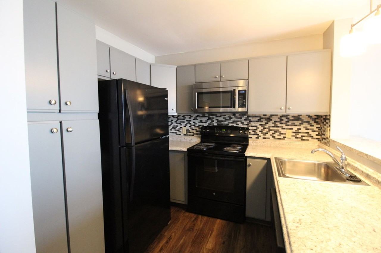 1330 Hunters Rd Apt I - Photo 2 of 25