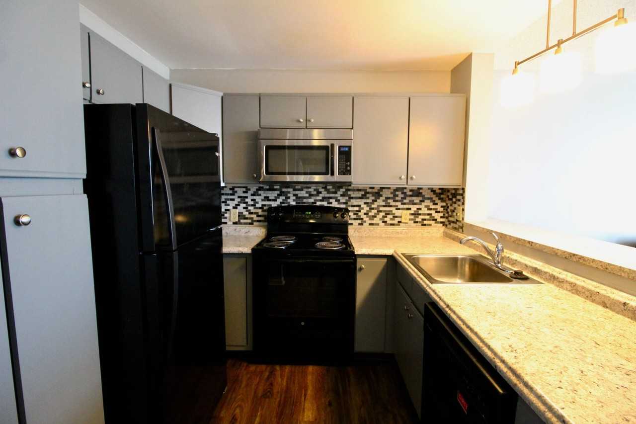 1330 Hunters Rd Apt I - Photo 3 of 25