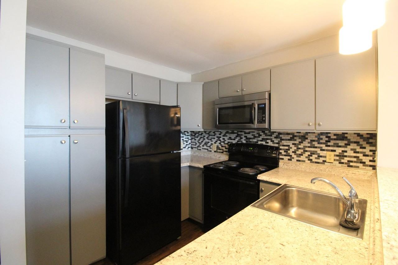 1330 Hunters Rd Apt I - Photo 4 of 25