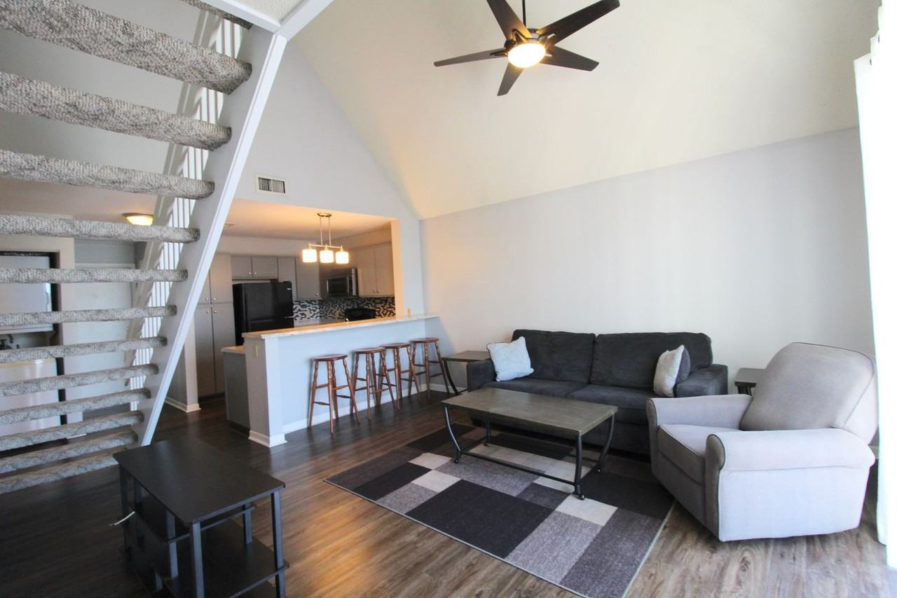 1330 Hunters Rd Apt I - Photo 5 of 25