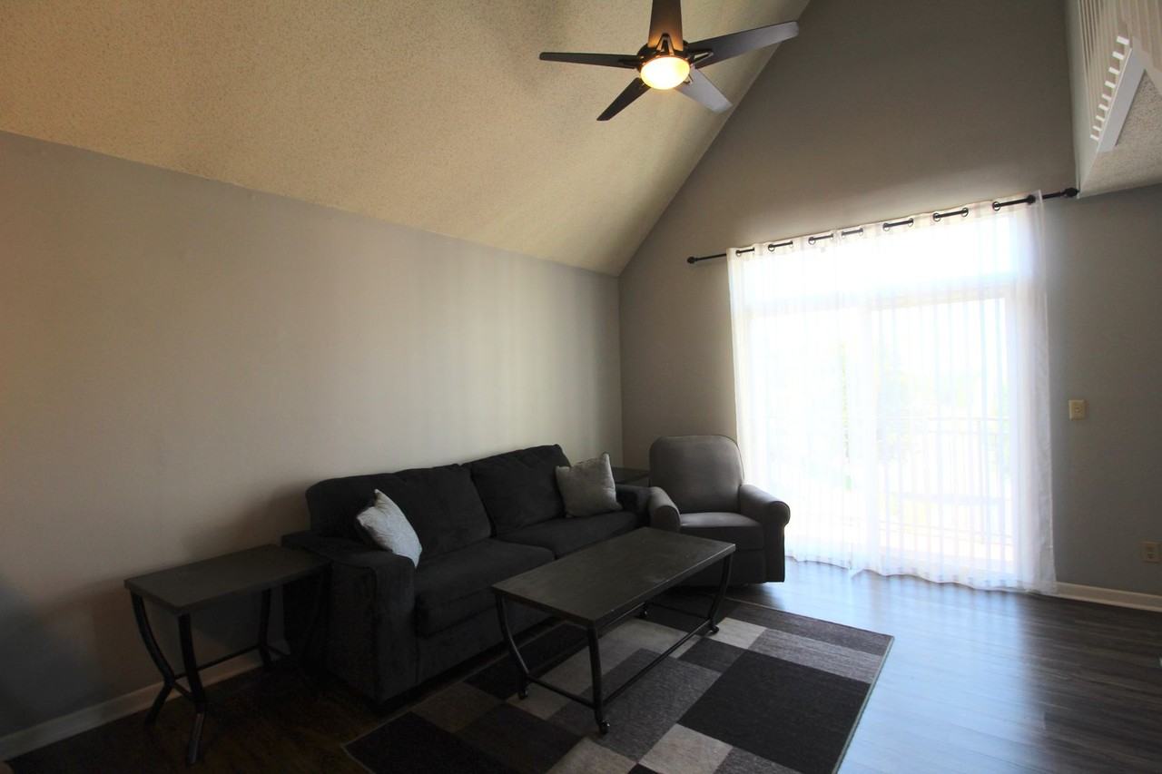 1330 Hunters Rd Apt I - Photo 6 of 25