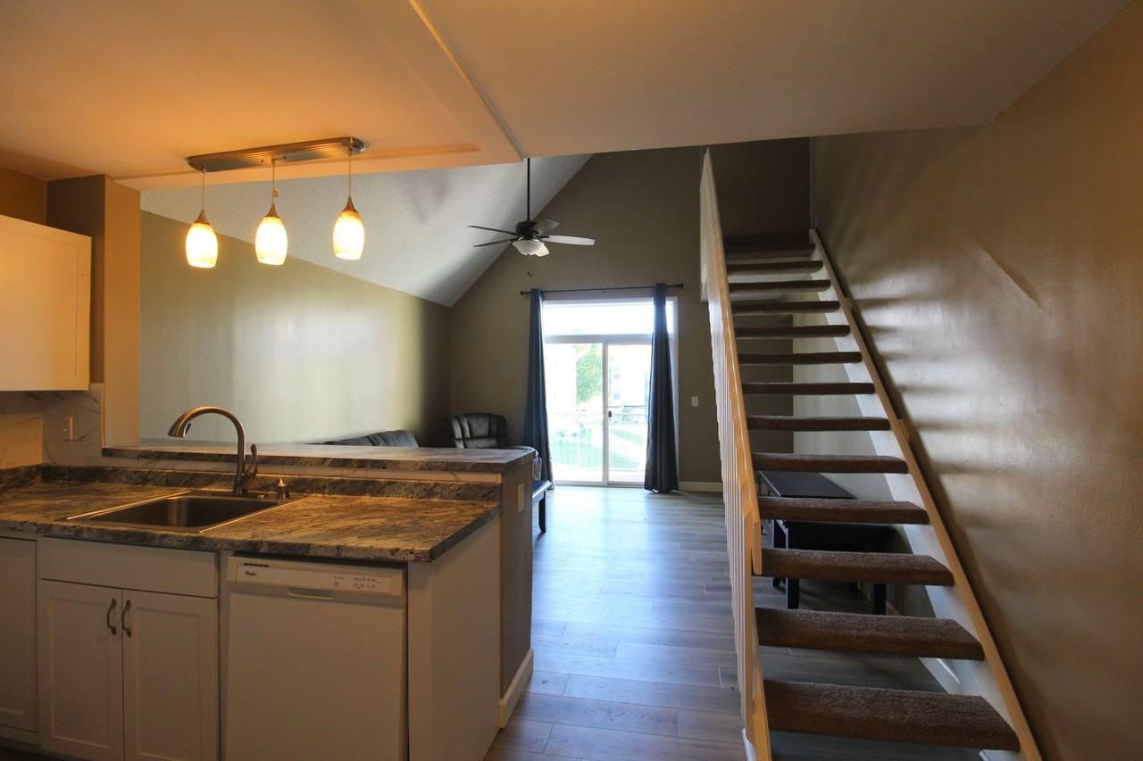 1342 Hunters Rd Apt I - Photo 2 of 21