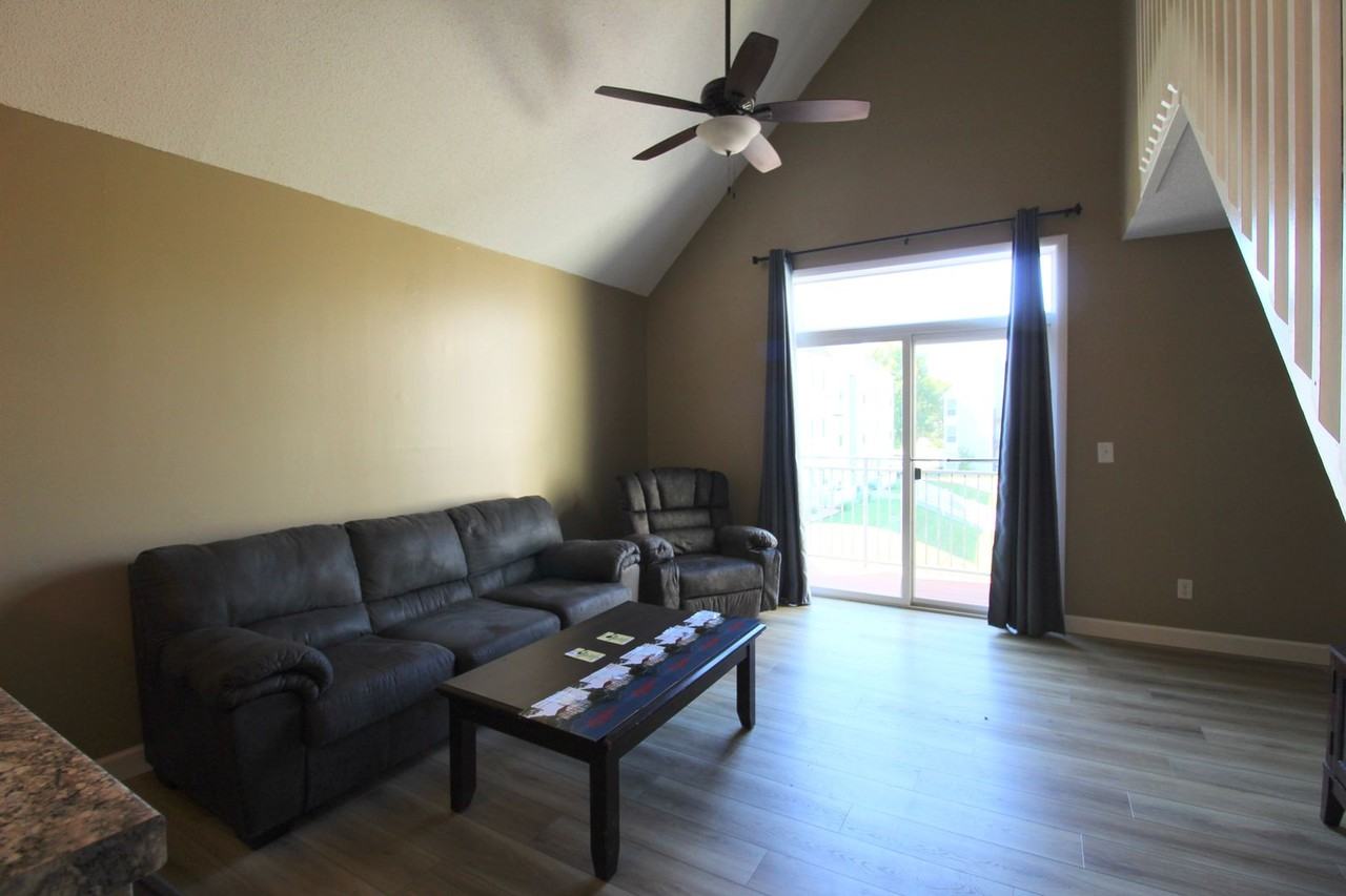 1342 Hunters Rd Apt I - Photo 3 of 21