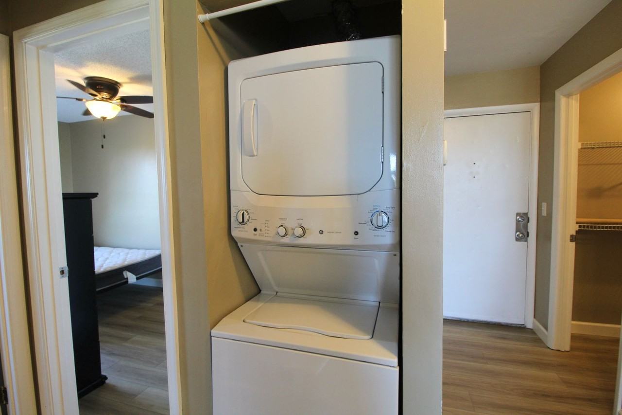 1342 Hunters Rd Apt I - Photo 4 of 21