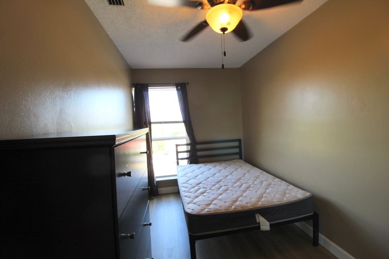 1342 Hunters Rd Apt I - Photo 6 of 21