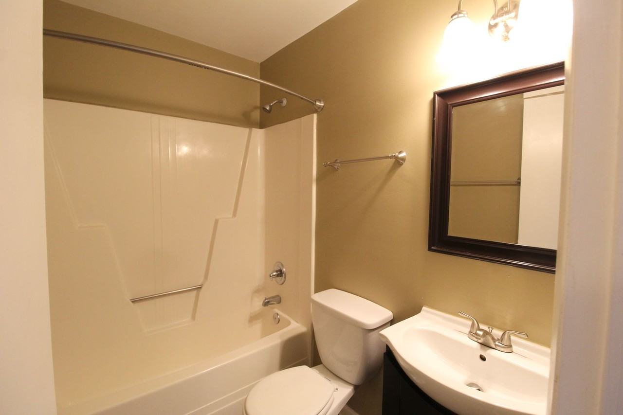 1342 Hunters Rd Apt I - Photo 7 of 21