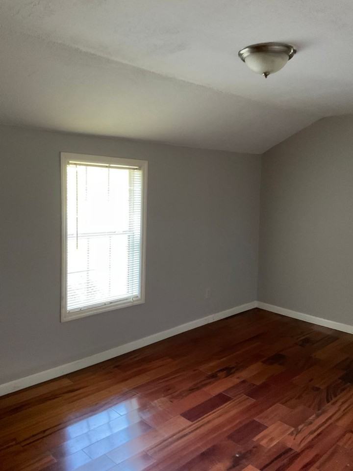 225 Hudson Rd - Photo 4 of 7