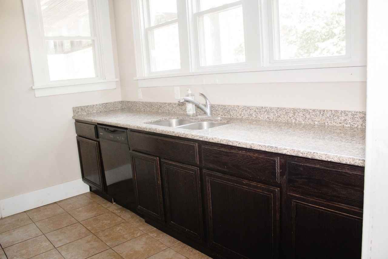 428 N Salisbury St - Photo 4 of 11