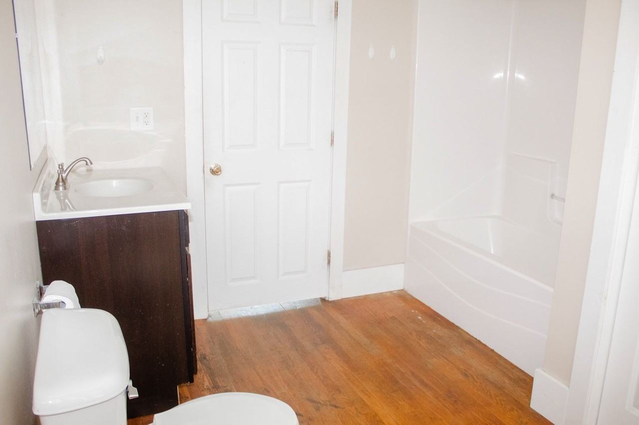 428 N Salisbury St - Photo 5 of 11