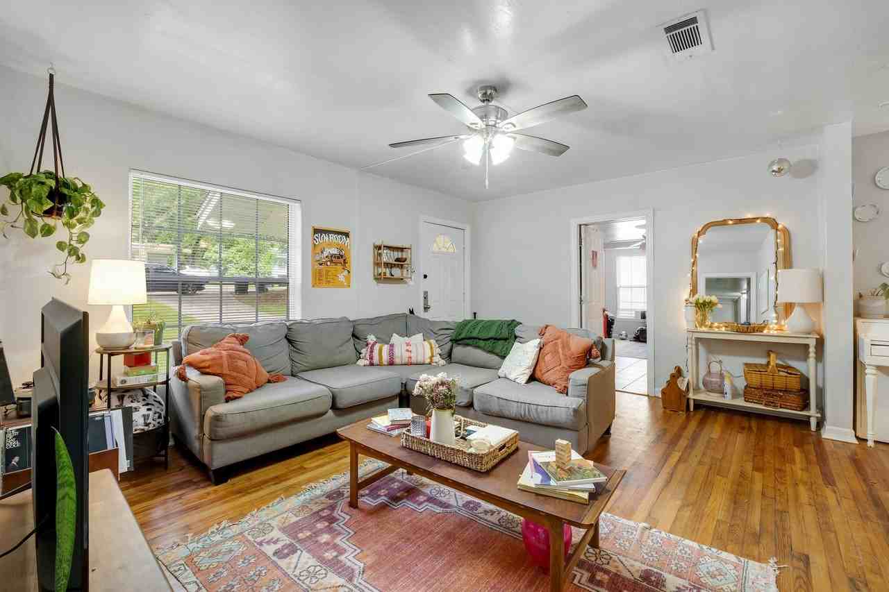 209 Edwards St - Photo 5 of 19