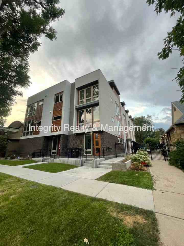 881 Delaware St