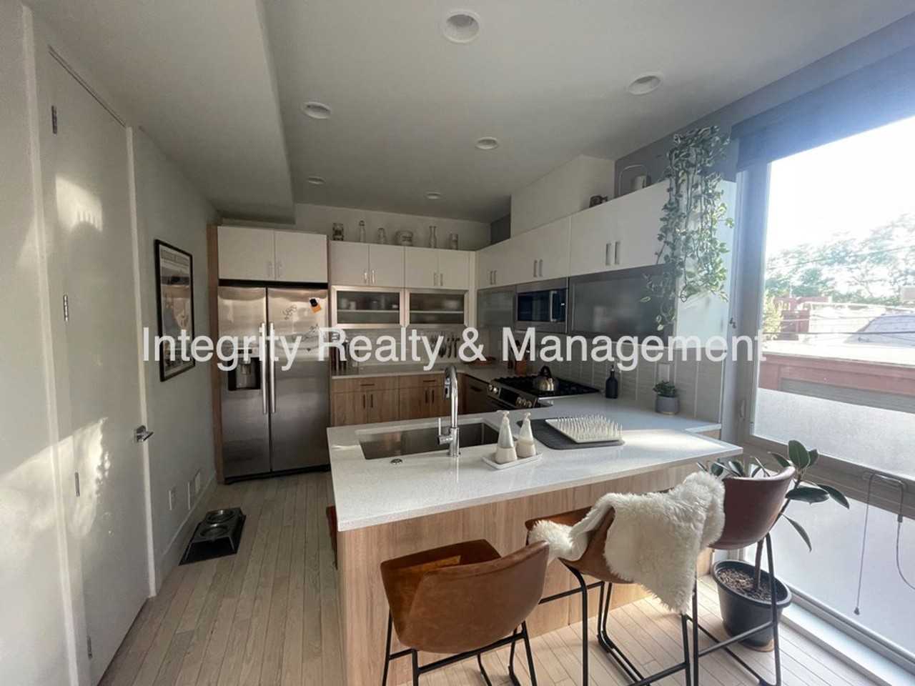 881 Delaware St - Photo 4 of 23