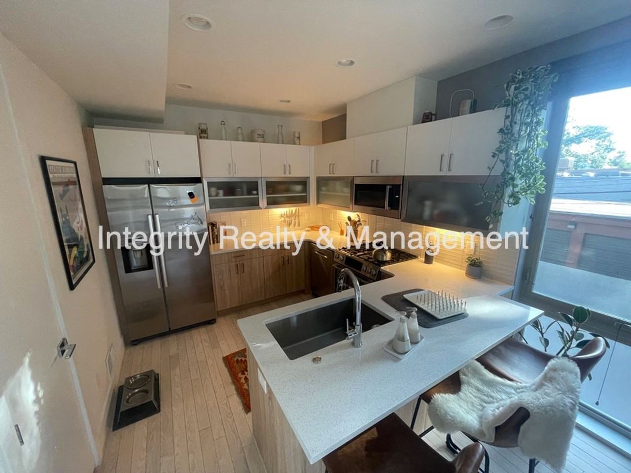 881 Delaware St - Photo 5 of 23