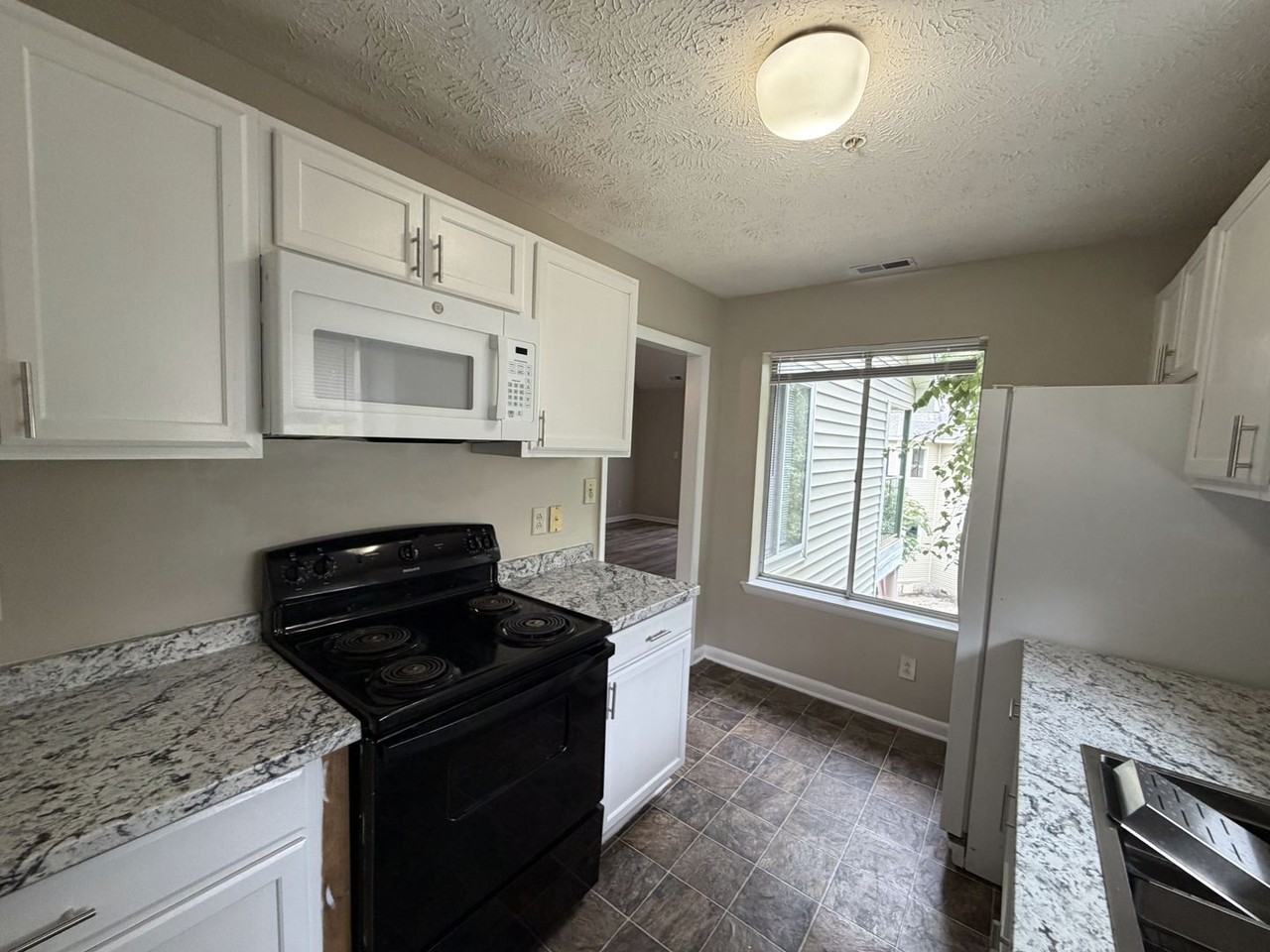 3374 Galleria Dr - Photo 4 of 16