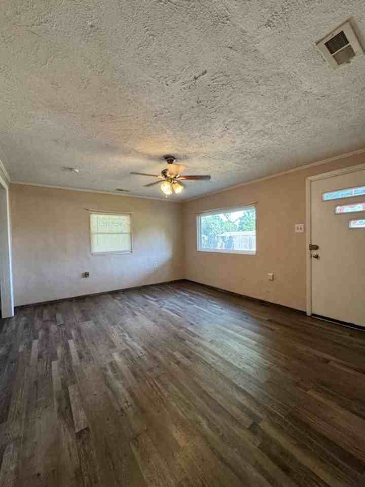 115 Nancy Dr - Photo 2 of 11