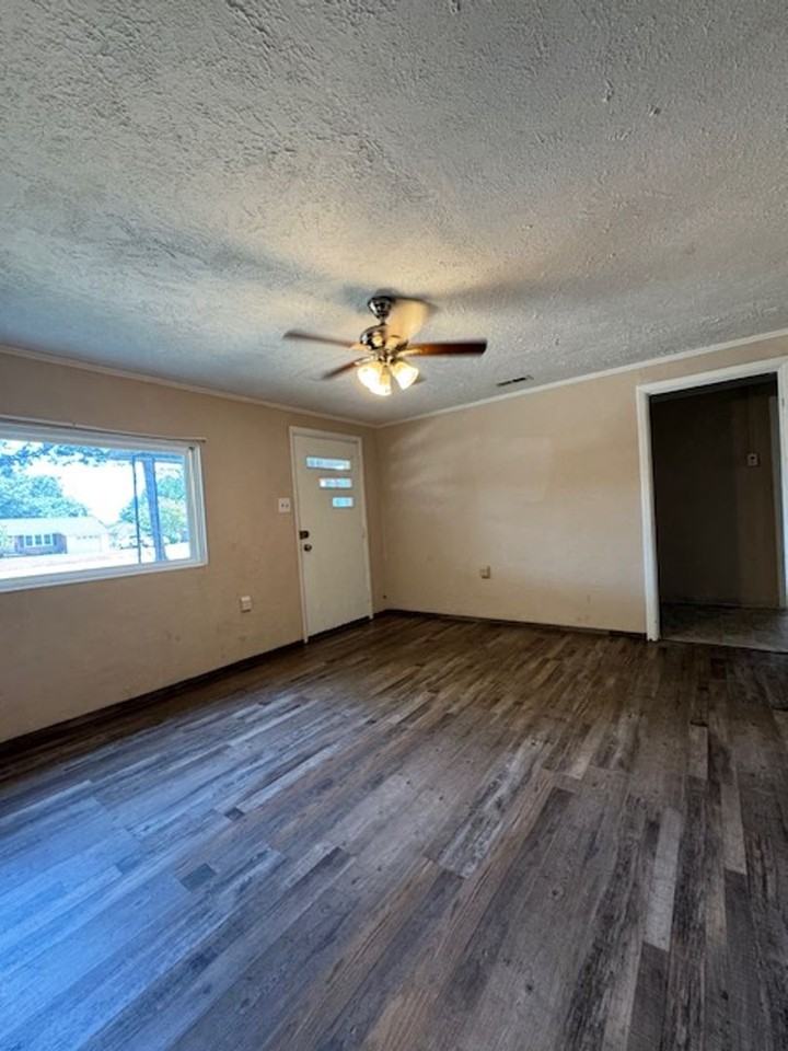 115 Nancy Dr - Photo 3 of 11