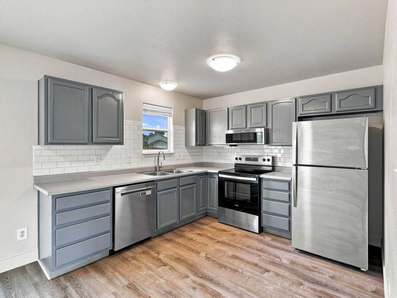 566 Placer St - Photo 5 of 11