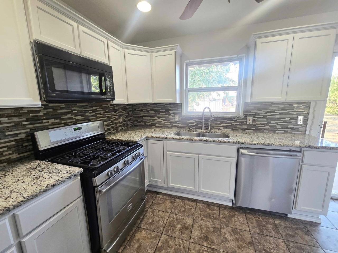 3325 Beechwood Dr - Photo 7 of 14