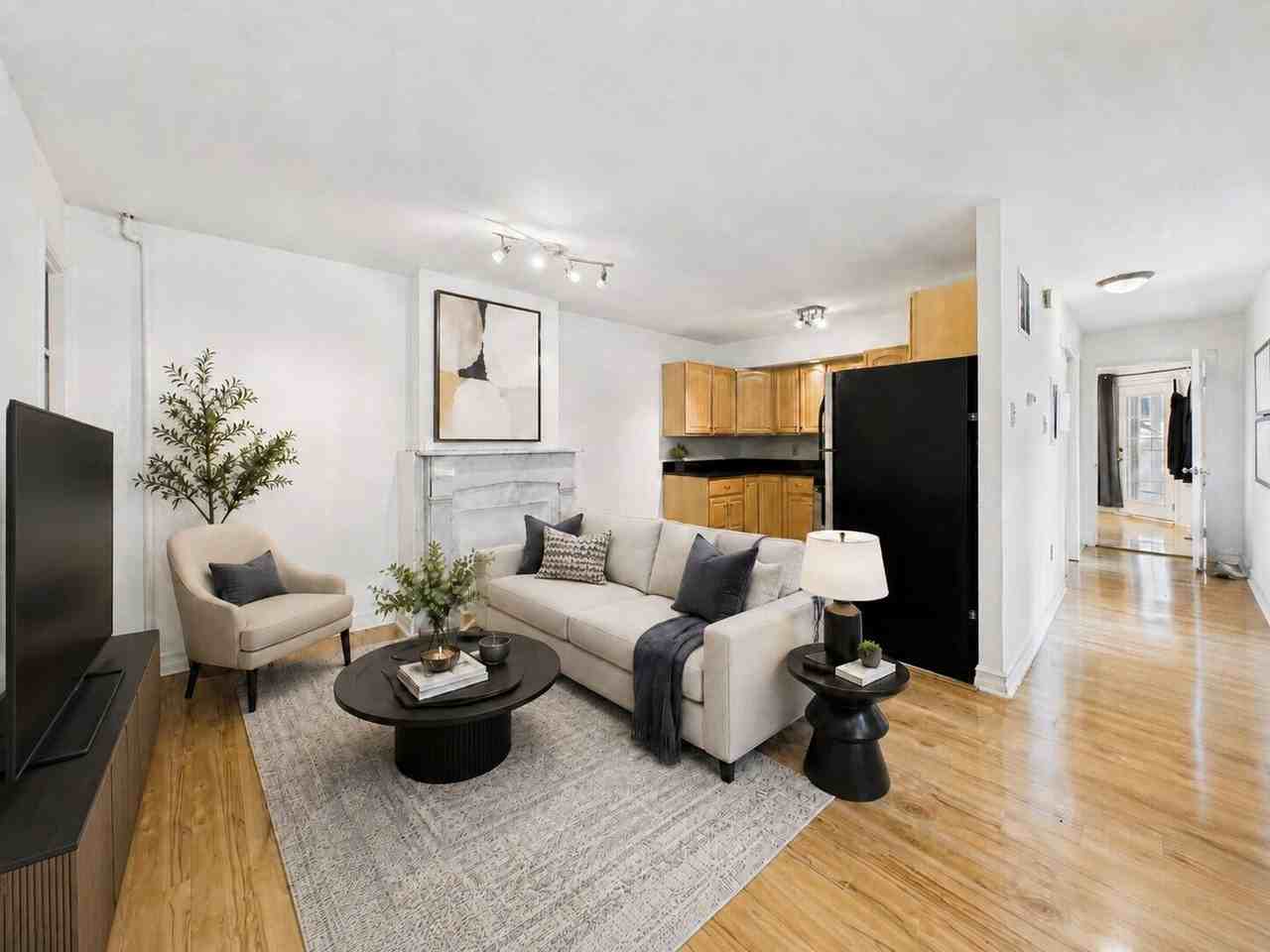 558 N 17th St #1R - Photo 3 of 14