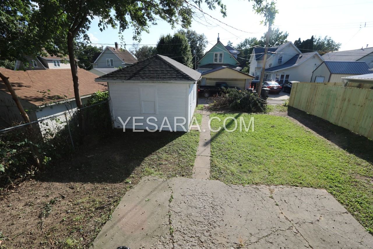 1943 Bertsch Ave - Photo 3 of 19
