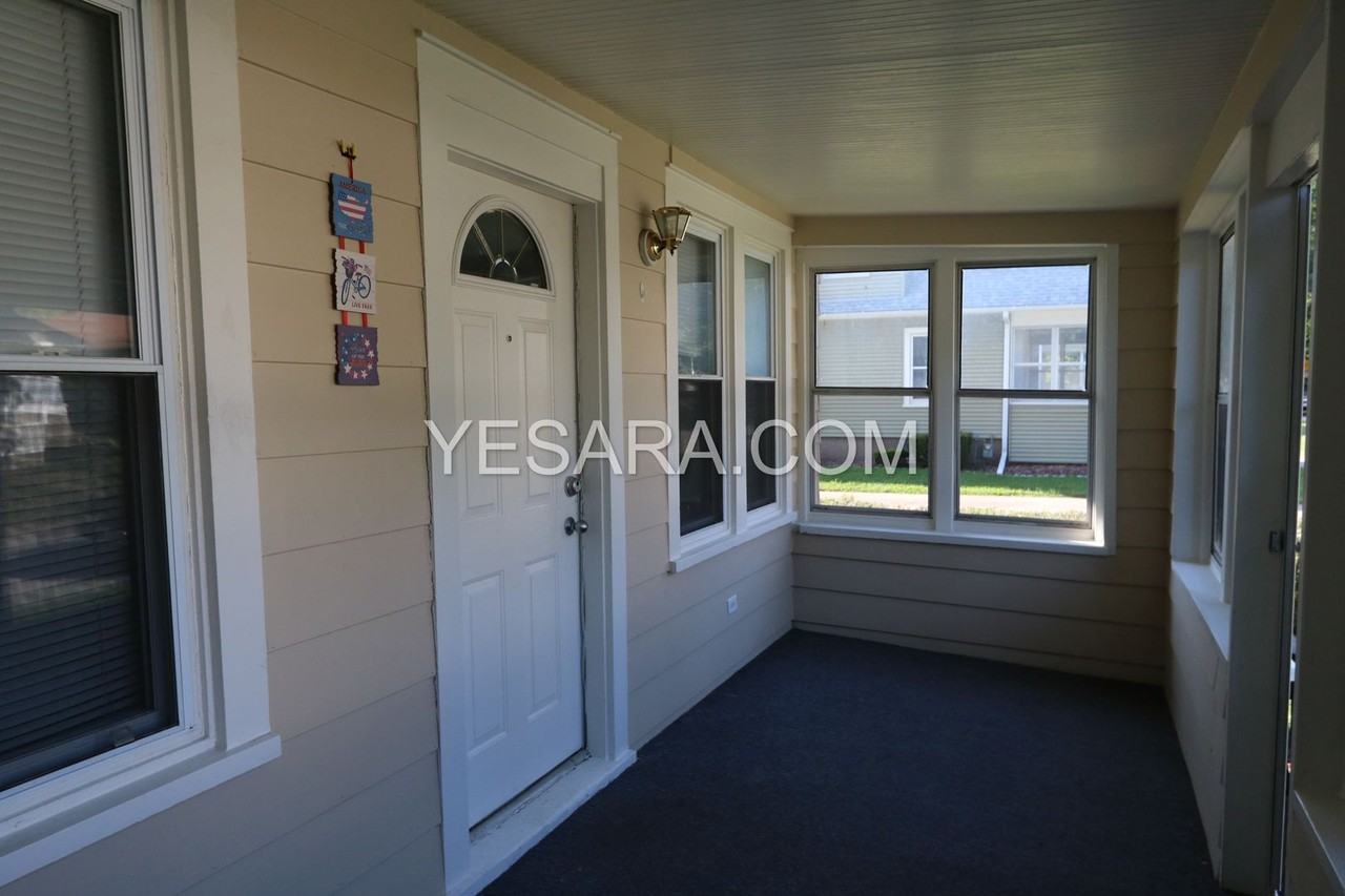 1943 Bertsch Ave - Photo 4 of 19