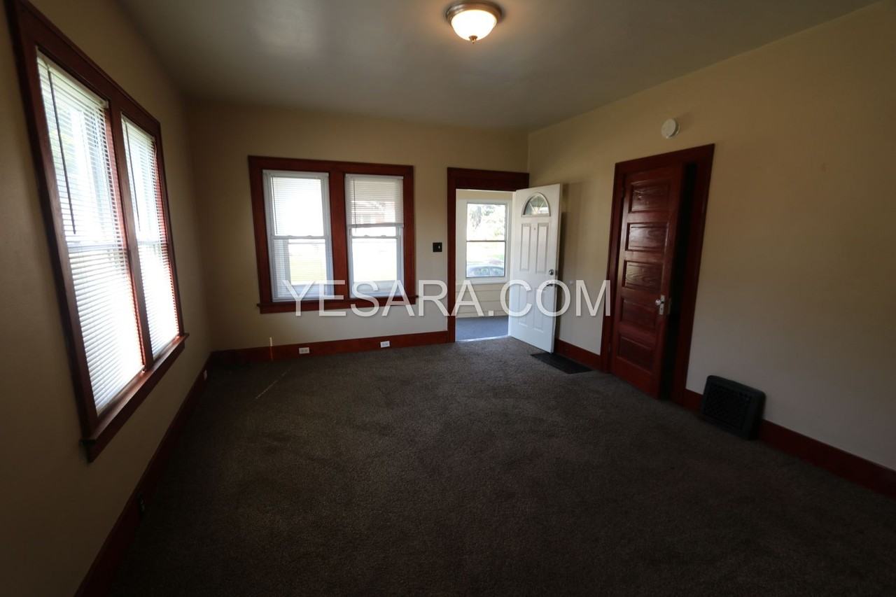 1943 Bertsch Ave - Photo 5 of 19