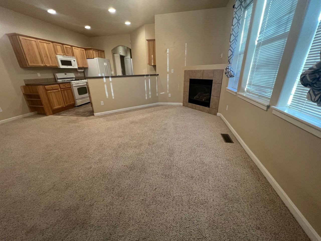 2301 Ne Mary Rose Pl - Photo 2 of 7