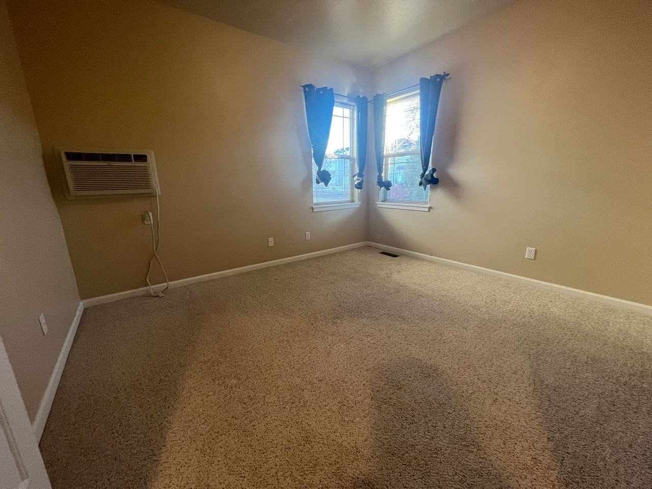 2301 Ne Mary Rose Pl - Photo 4 of 7