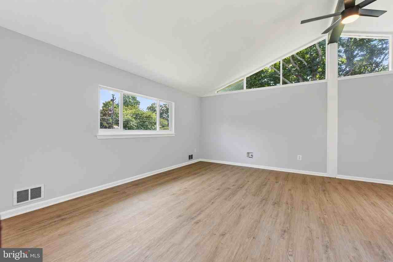 8110 Springfield Village Dr - Photo 7 of 31