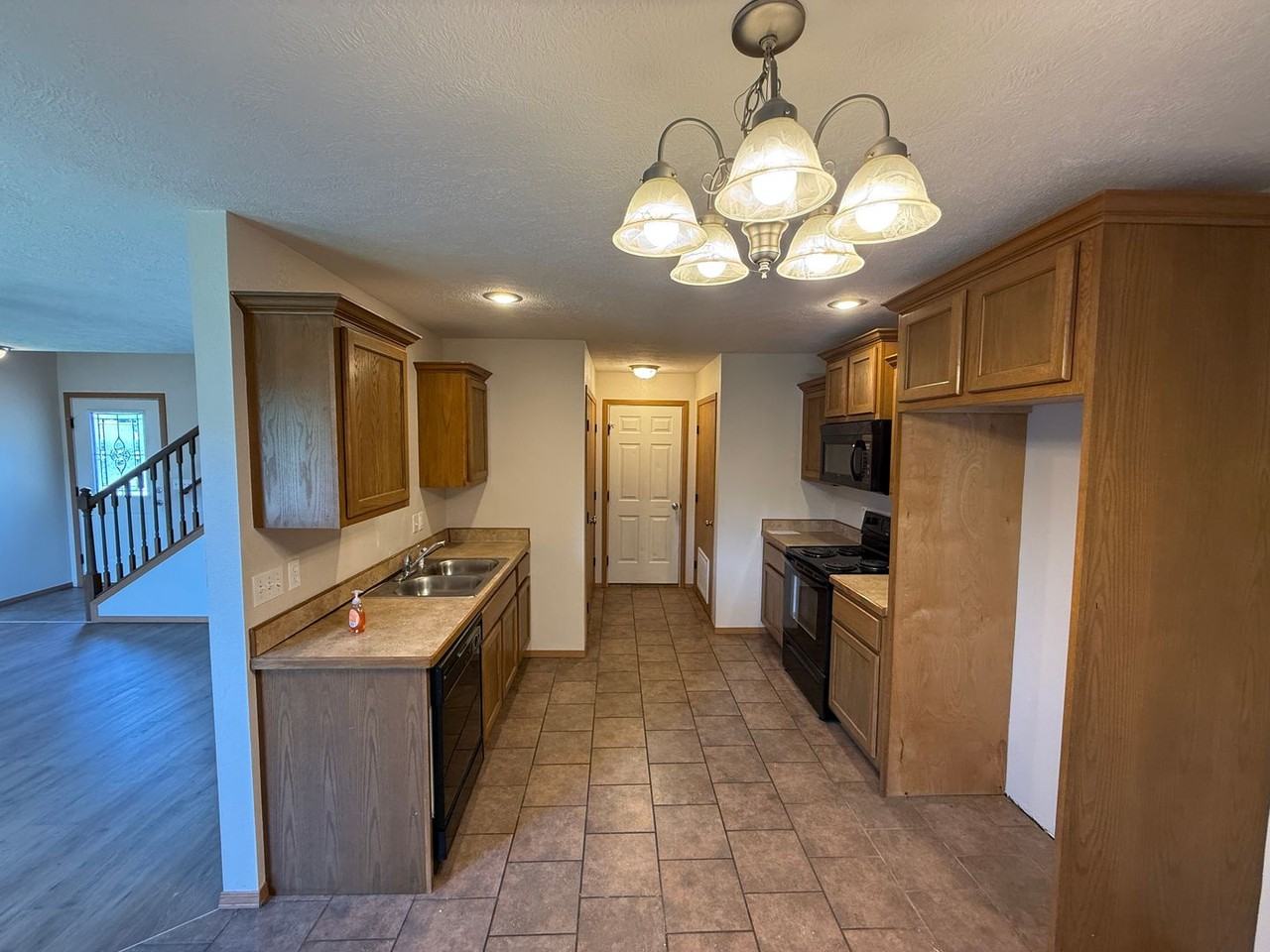 3343 S Hillcrest St - Photo 2 of 8