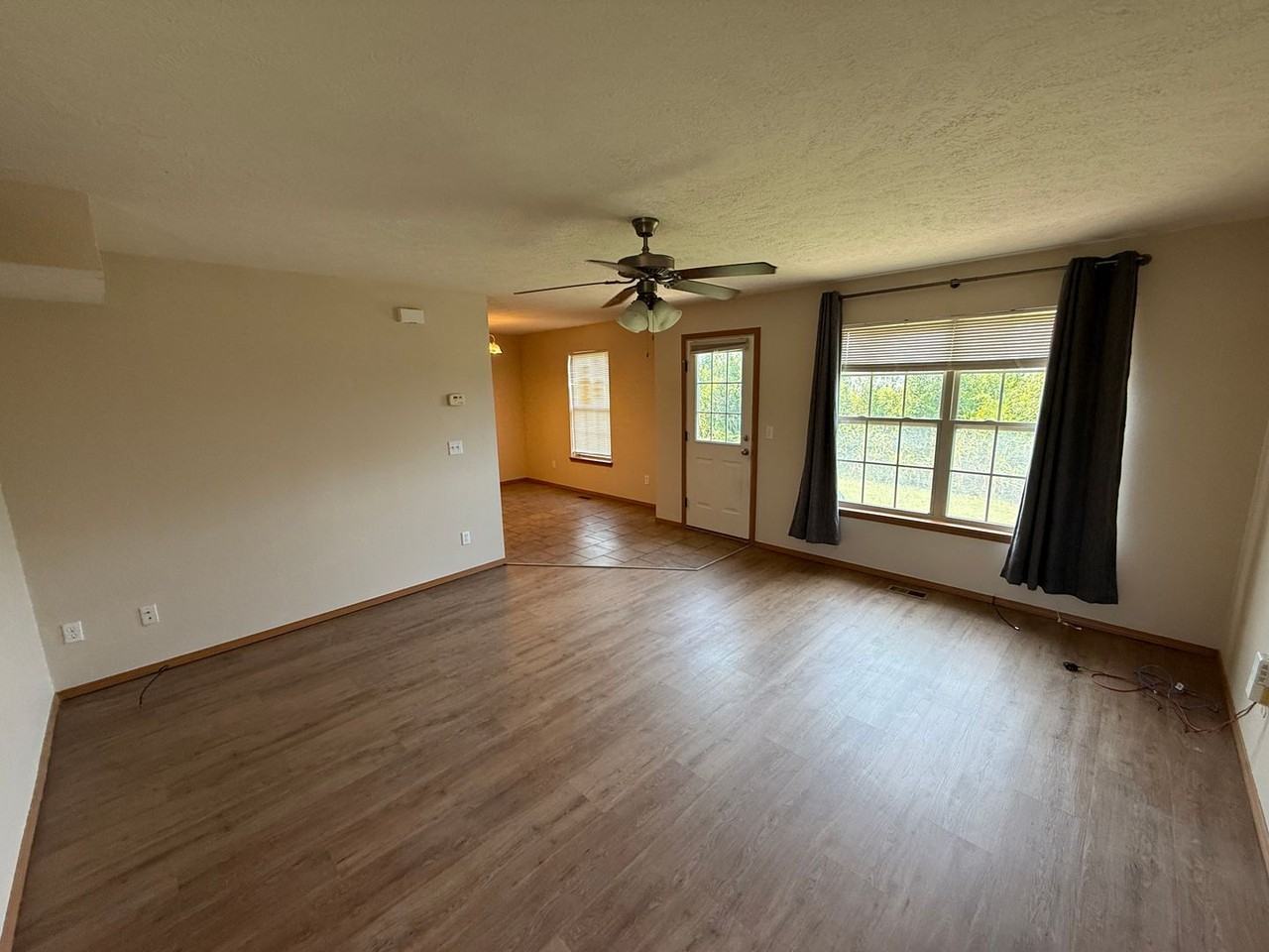 3343 S Hillcrest St - Photo 3 of 8