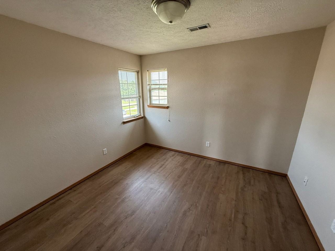 3343 S Hillcrest St - Photo 4 of 8
