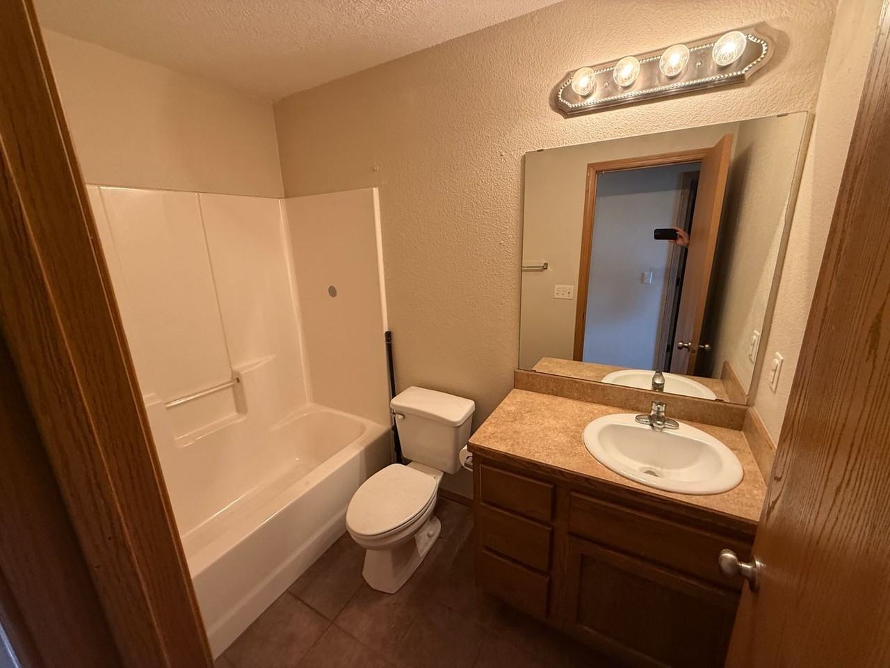 3343 S Hillcrest St - Photo 5 of 8