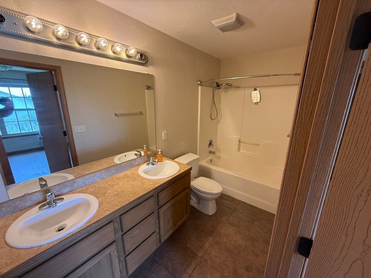 3343 S Hillcrest St - Photo 7 of 8