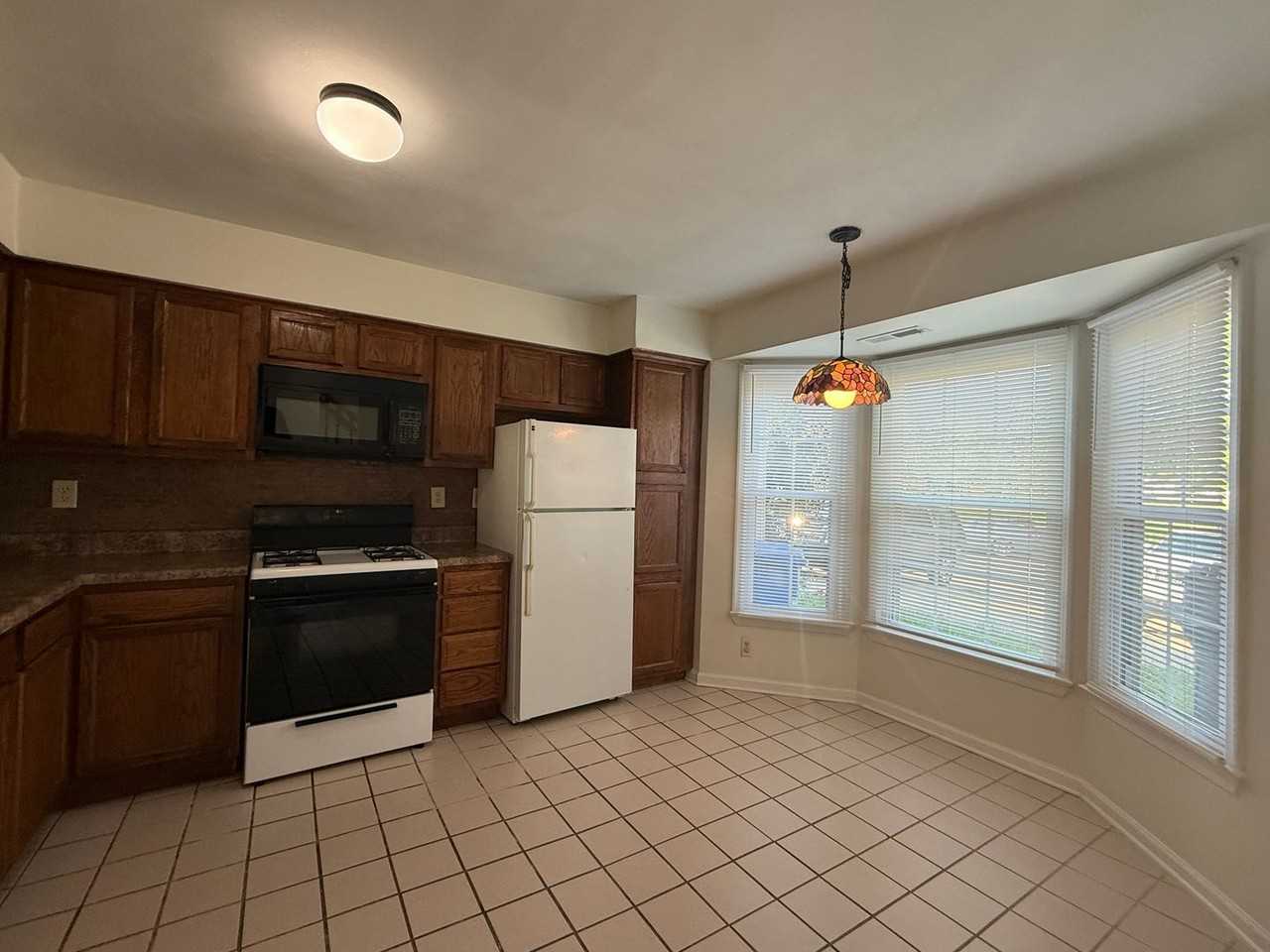 1118 Hillock Xing - Photo 3 of 19