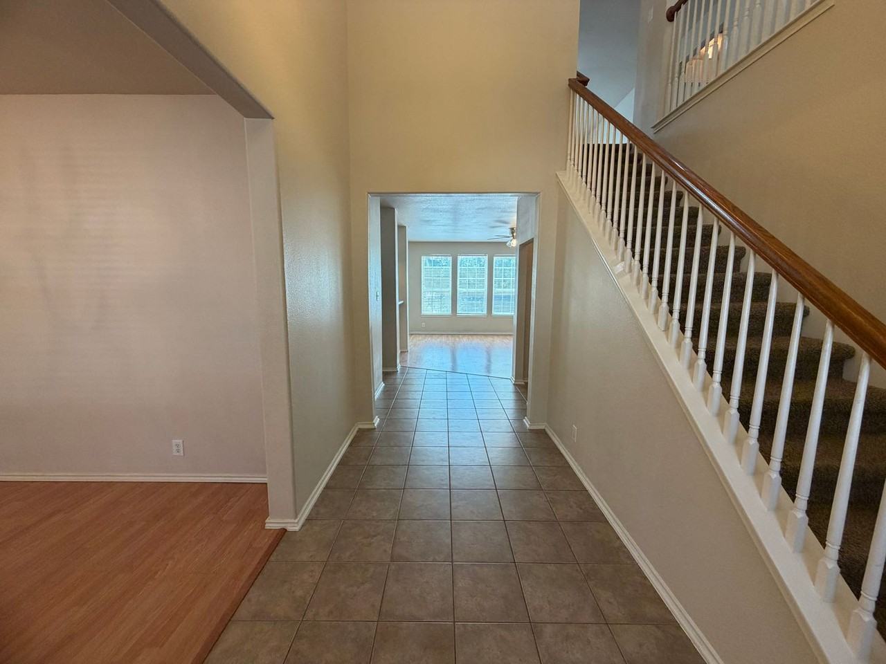221 Turnberry Dr - Photo 2 of 19