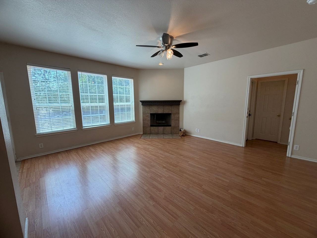 221 Turnberry Dr - Photo 4 of 19