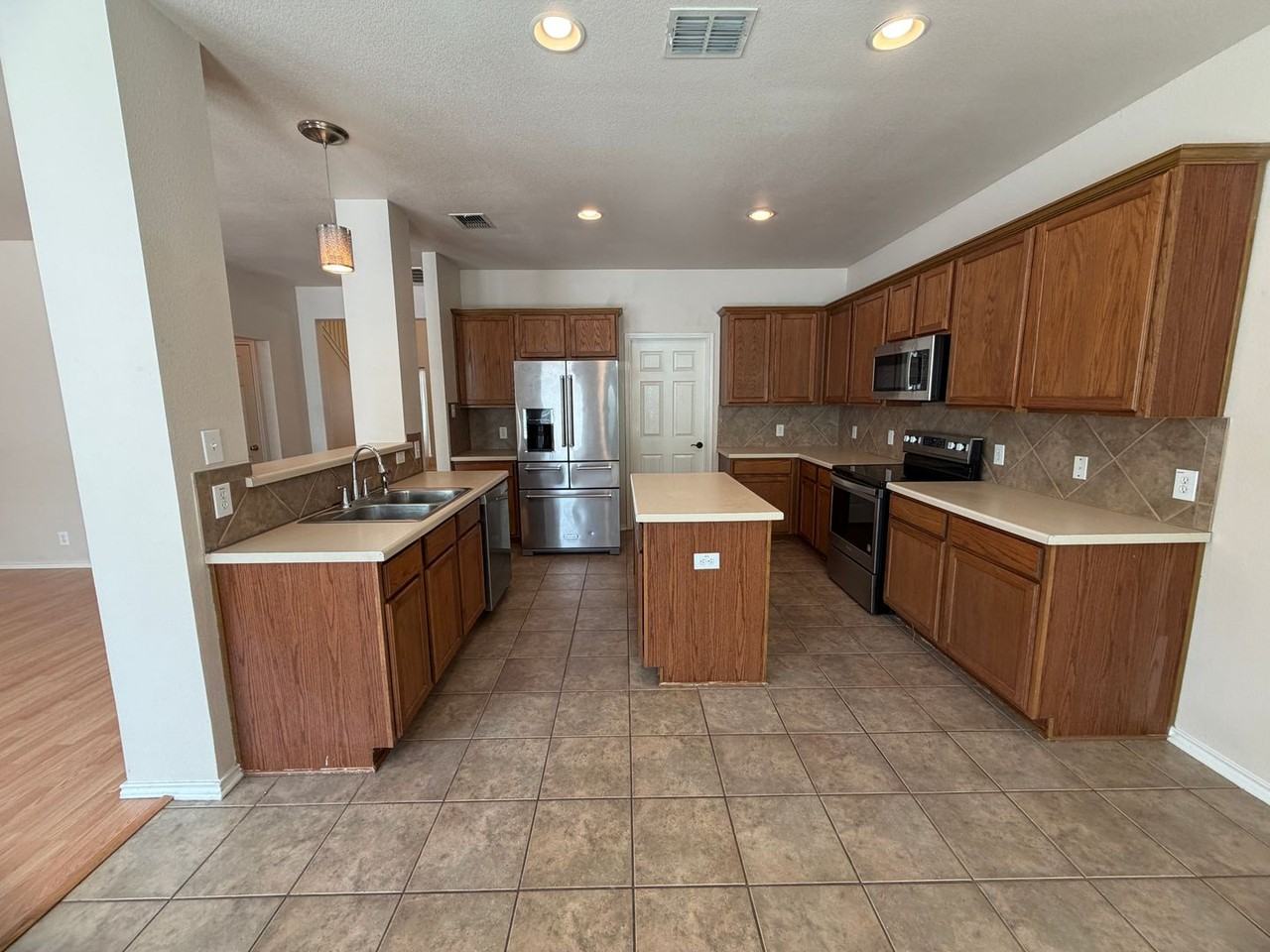 221 Turnberry Dr - Photo 5 of 19