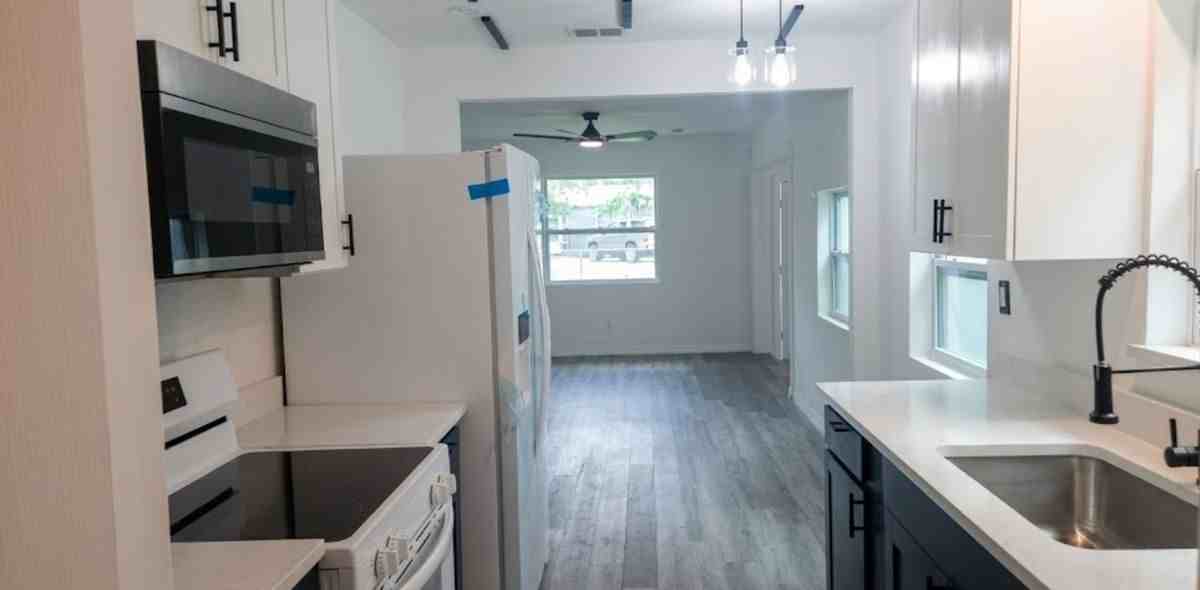 1412 Laurel St - Photo 6 of 23