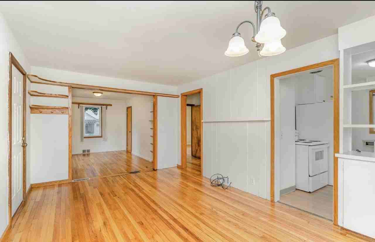 3704 Cambridge St - Photo 5 of 11