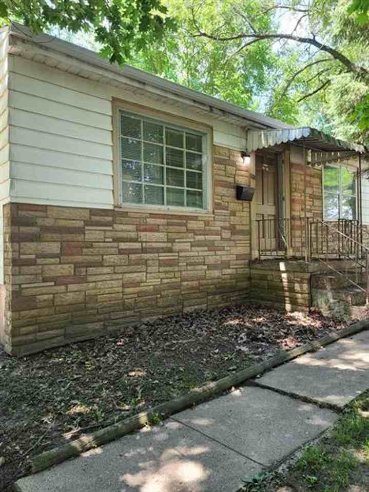 1411 Greenbriar Dr - Photo 2 of 10