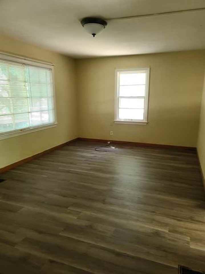 1411 Greenbriar Dr - Photo 5 of 10